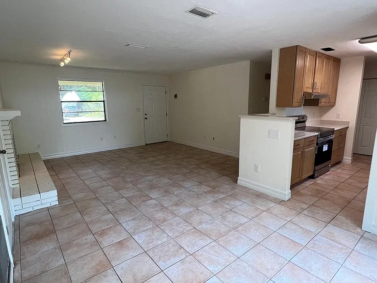 5127 NW 26th Pl — Photo 4
