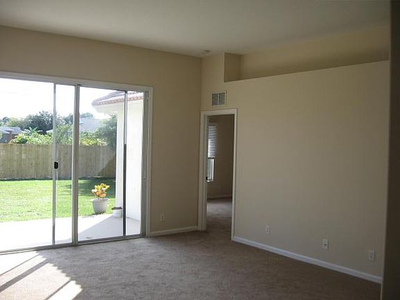 5th image of 1098 SW California Blvd