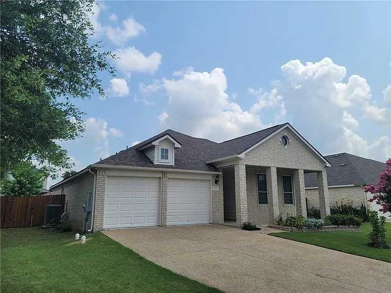 208 Hummingbird Ln — Photo 2