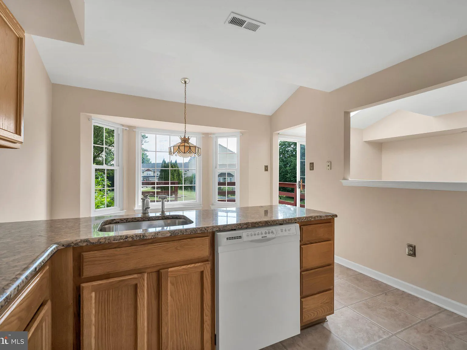 4 bed, 2.5 bath, 1964 sqft, $3,200 — Photo 2