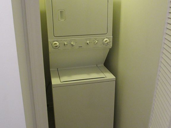 In-Unit / Full Size / Washer Dryer