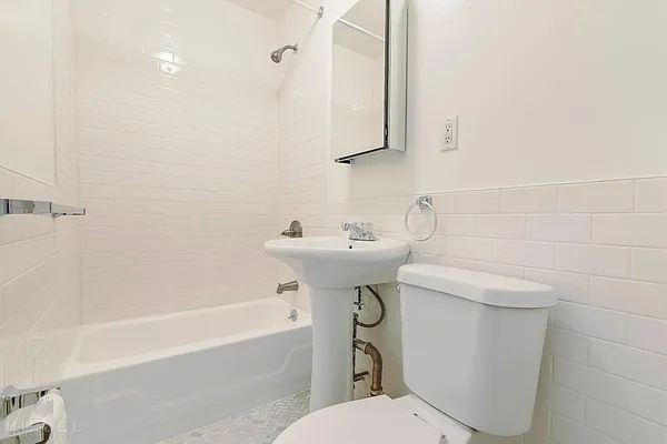 Rented by Hillel Realty Group | media 7