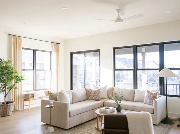 250 S Zinnia Ct, West Des Moines, IA 50266