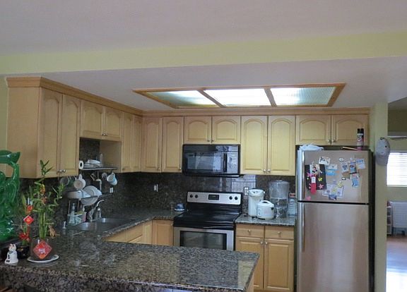 4th image of 2219 Burroughs St Unit 20
