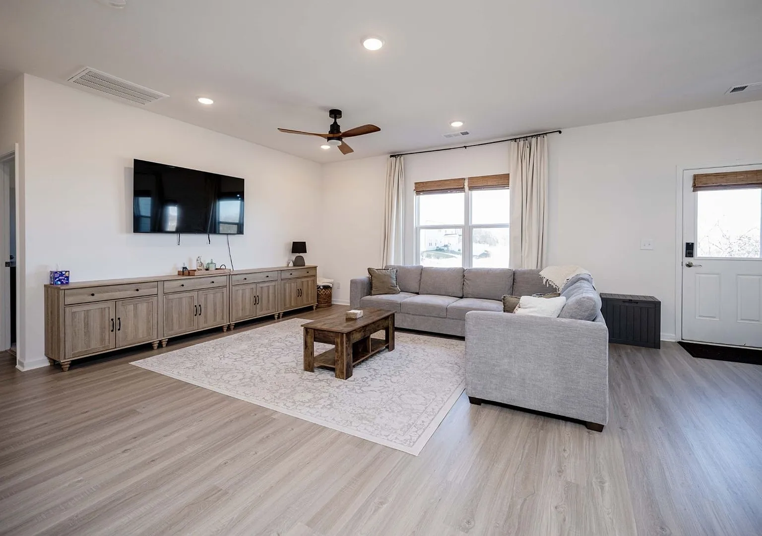 Spacious 5BR House in La Vergne — Photo 1