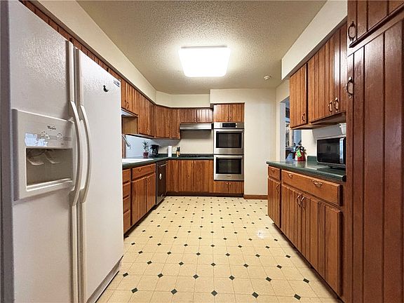 3rd image of 806 29 1/2 Avenue