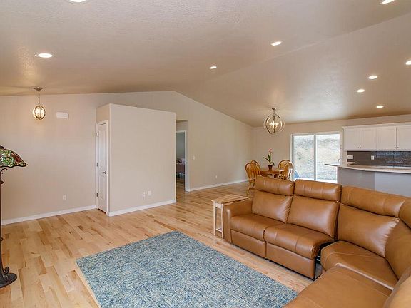 5th image of 1165 Highlands Dr