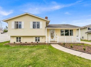 462 Waterbury Dr, Eastlake, OH