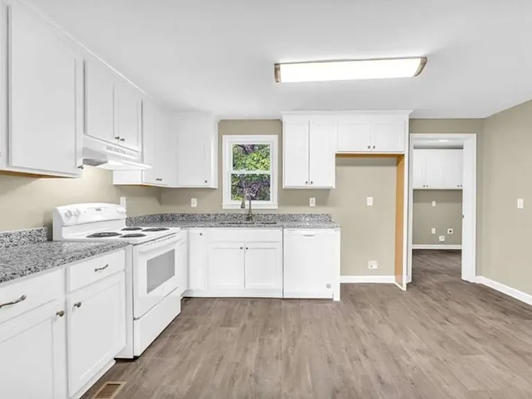 266 Randall St — Photo 14