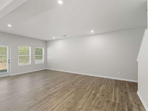 5th image of 1163 Park Center Cir