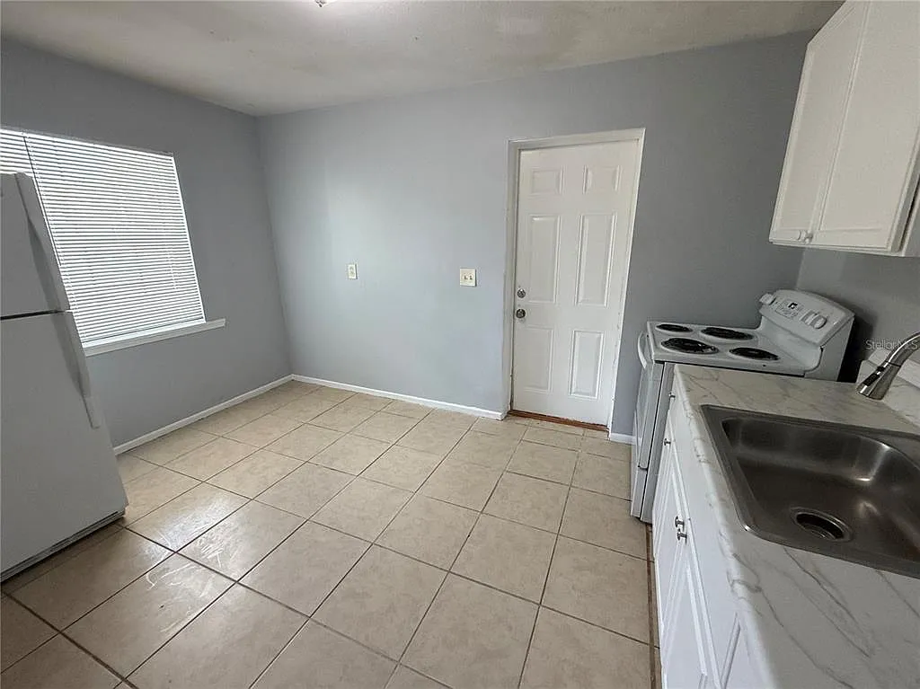 3 bed, 1.0 bath, 819 sqft, $1,420 — Photo 3