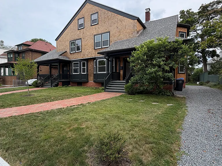 138 Arnold Ave — Photo 2