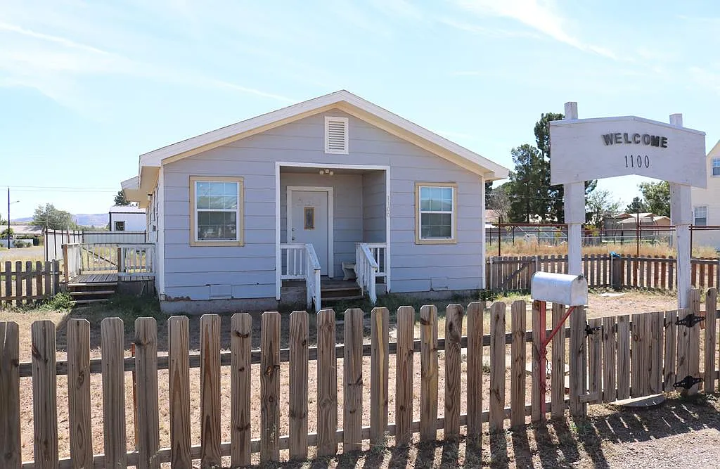 3 bed, 1.0 bath, 928 sqft, $1,300 — Photo 1