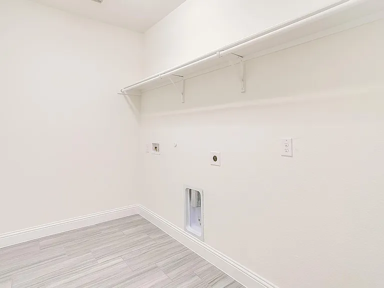 9836 Derbyshire Dr — Photo 15