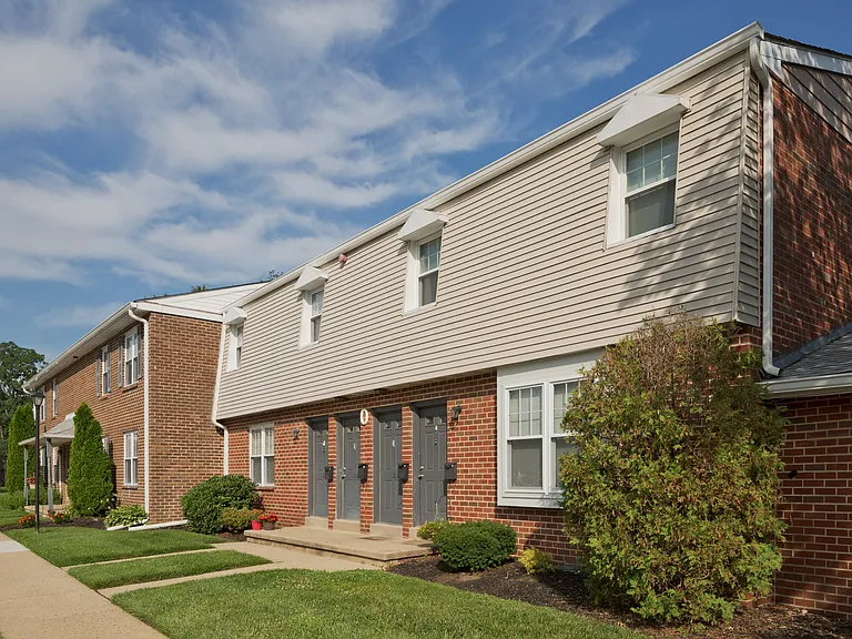 Pickwick Apartments — Photo 13