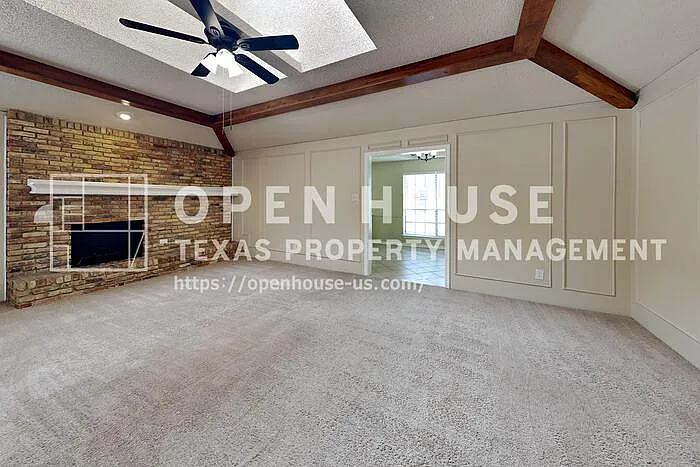 2304 Tamarisk Dr — Photo 3