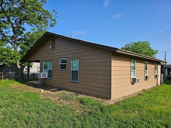 3rd image of 638 Pinewood Ln