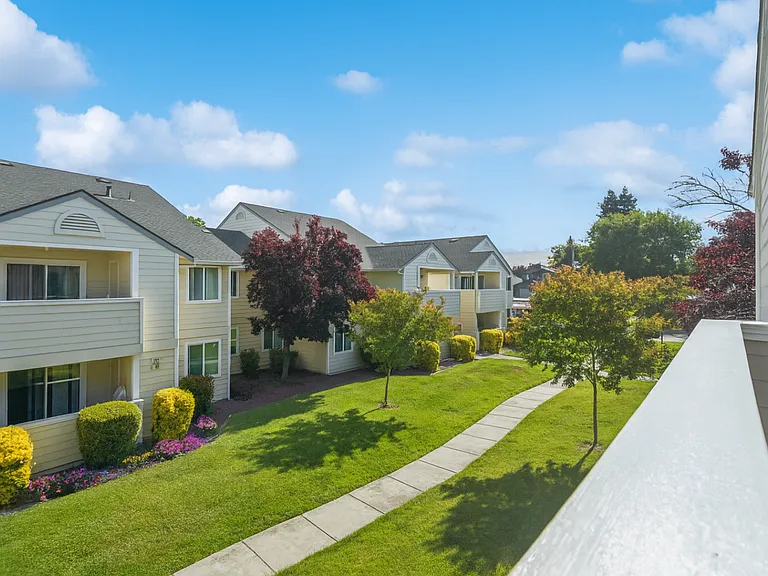 Emerald Pointe — Photo 1
