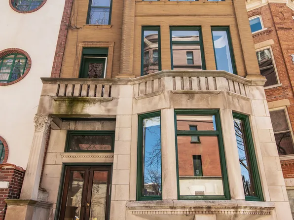 145 W Burton Pl #1, Chicago, IL 60610