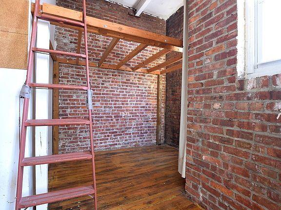 4th image of 389 Troutman St