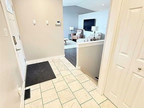 4th image of 981 Slezak Cres