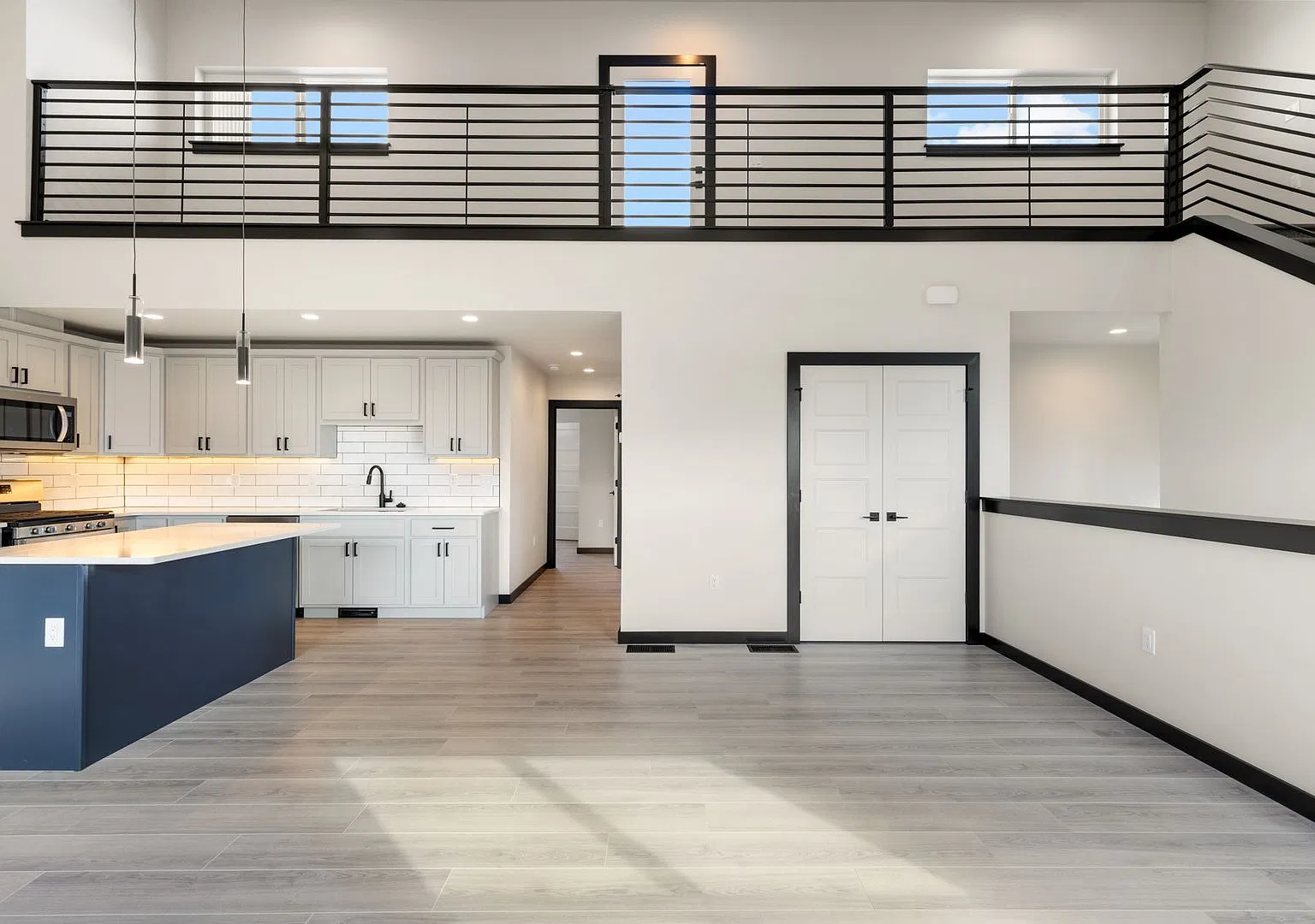 New luxury condo. Huge terrace with mountain views. Central location. — Photo 3