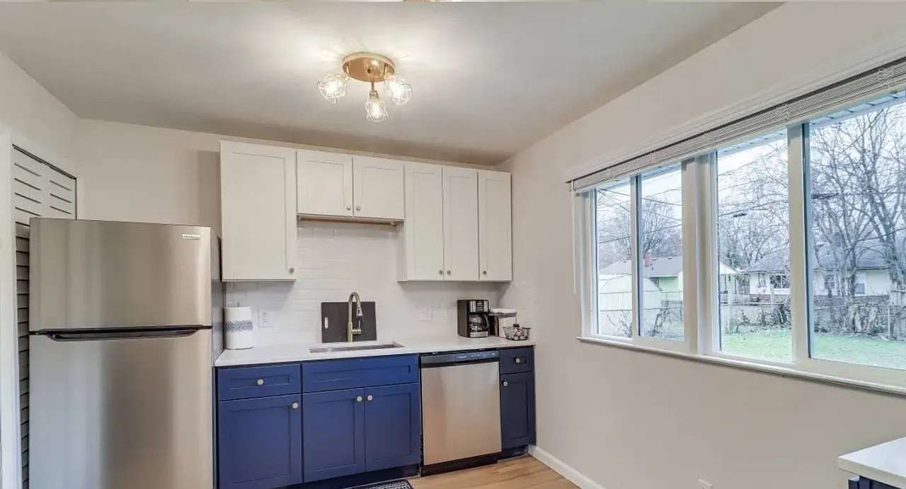 2 bed, 829 sqft, $4,900 — Photo 3