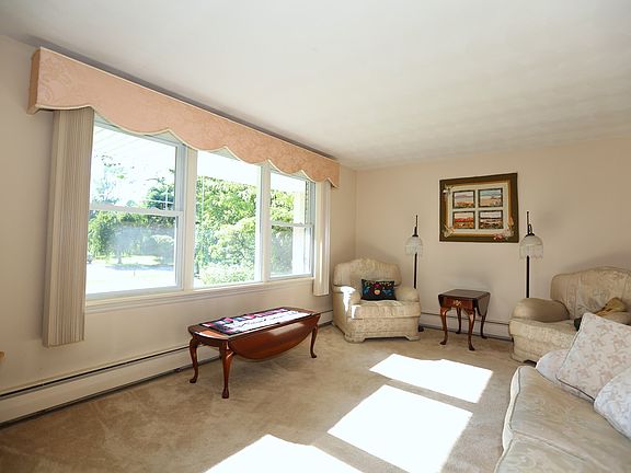 5th image of 12 Willowview Dr