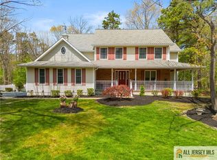 1 Pine View Ct, Monroe Township, NJ 08831