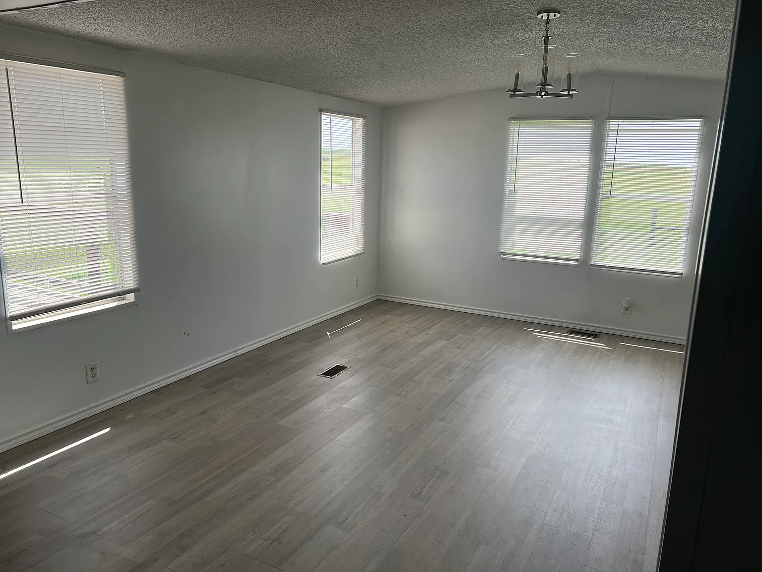 2100 Valley Way Dr — Photo 4
