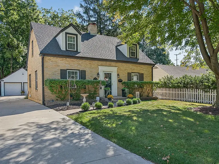 115 Oak Knolls Ave — Photo 1