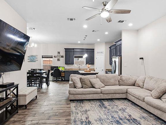 4th image of 319 Javier Dr