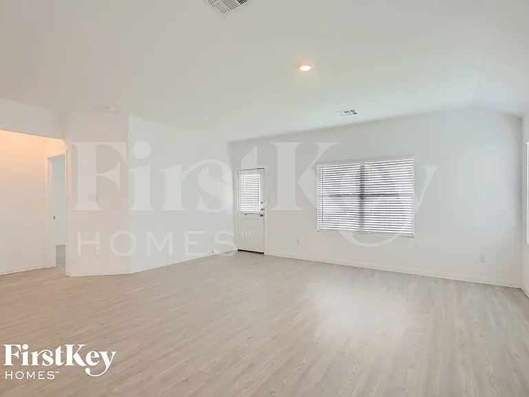 1204 Treehouse Ln — Photo 7