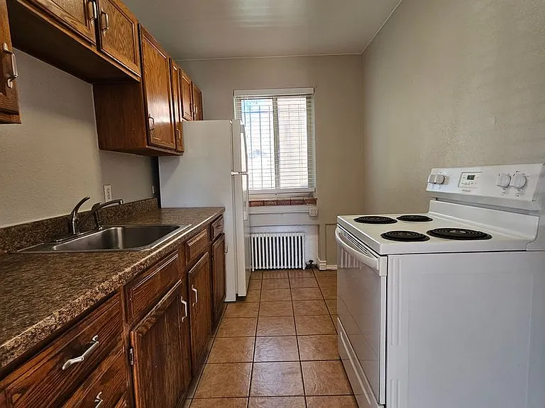 City Park/Park Hill Lovely One Bedroom Apartment - Conveniently Located! — Photo 23