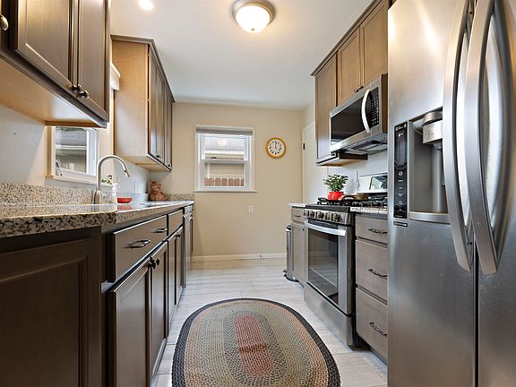 4th image of 2023 Crestwood Ave