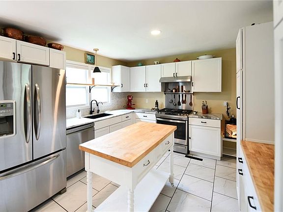 4th image of 302 SE Corder St