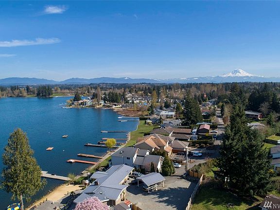 From the entertainment sized deck off the dining room, enjoy views of the lake and the spectacular 4th of July fireworks display - one of Kent's main attractions! The sought-after Lake Meridian community offers easy access to transit, freeways, major retail, dining and business hubs.