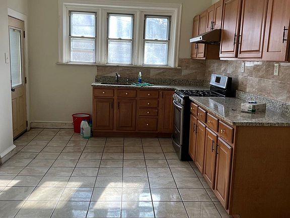 3rd image of 412 W Roosevelt Blvd