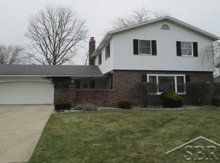 689 Canterbury Dr, Saginaw, MI