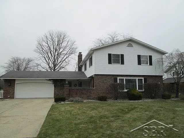 689 Canterbury Dr photo 1