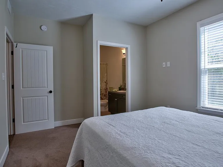 1864 Belle Vue Way — Photo 24