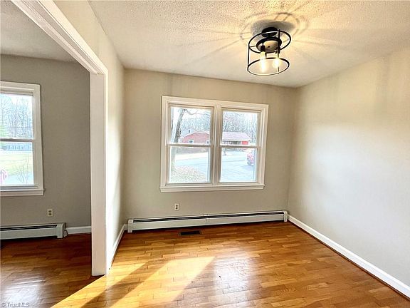 5th image of 153 Edgewood Dr
