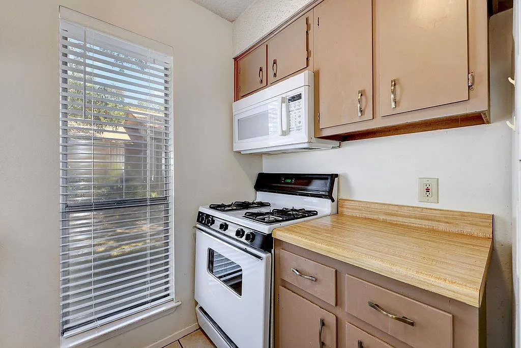 2 bed, 2.0 bath, 900 sqft, $1,750 — Photo 4