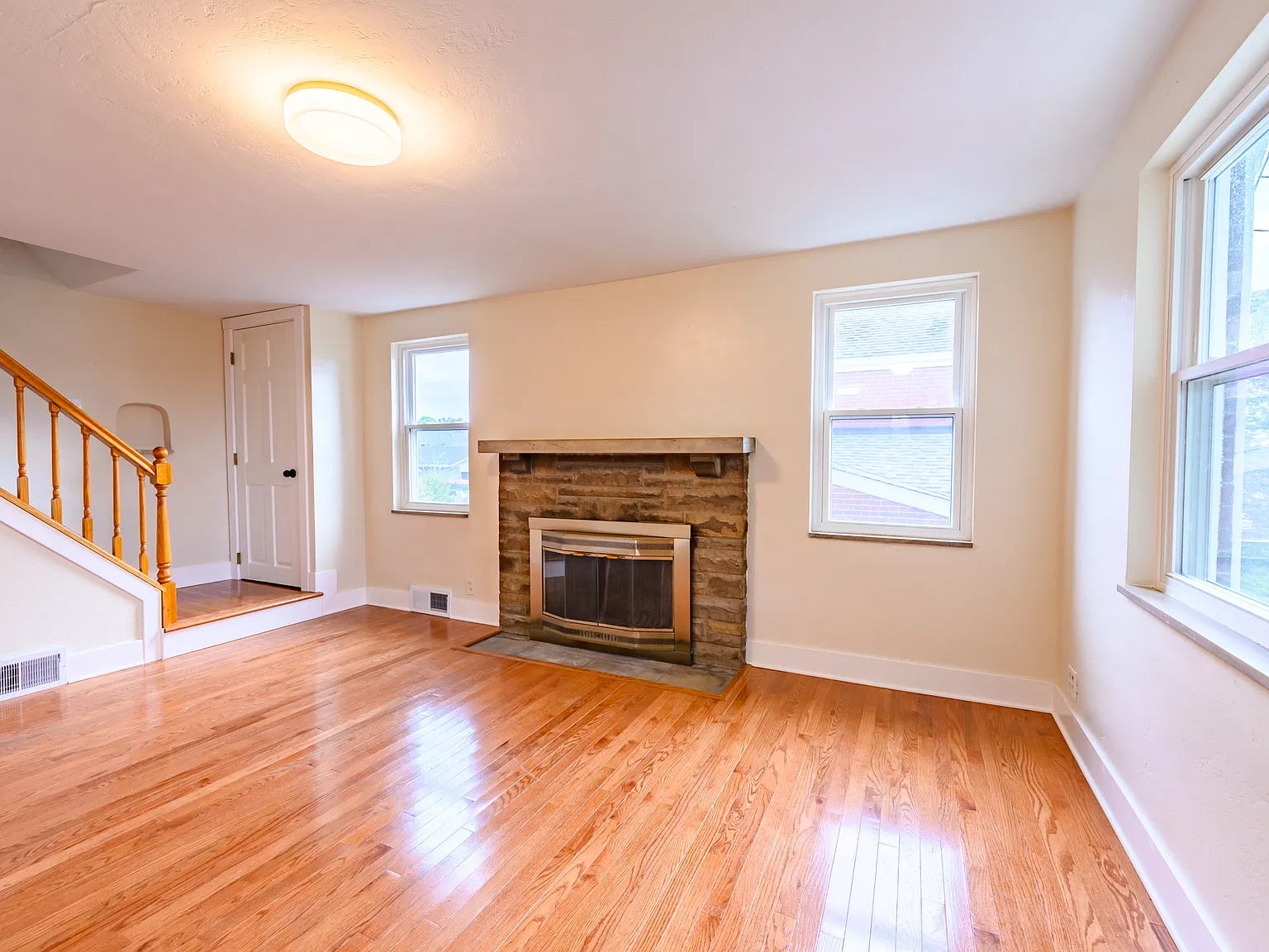 3 bed, 1300 sqft, $2,400 — Photo 2