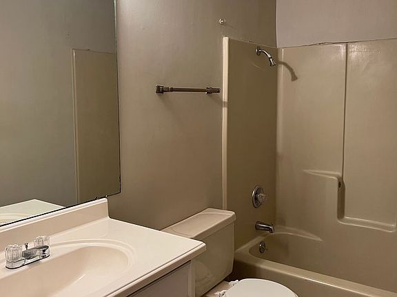 4th image of 207 Glenwood Ln APT 1