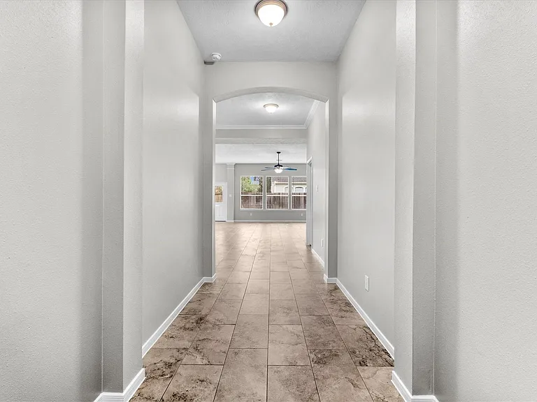 12719 Hart Hollow Ln — Photo 4