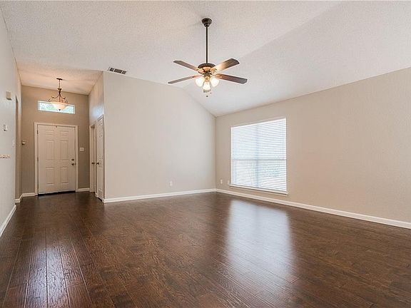 4th image of 2122 Millwood Dr