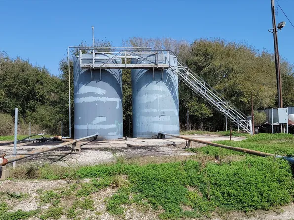 1908 2nd St, High Island, TX 77623