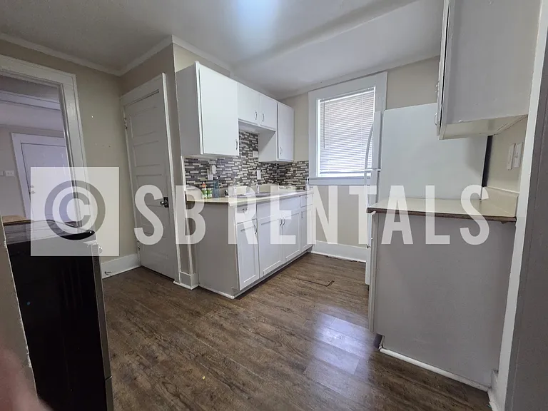 633 E Indiana Ave — Photo 3