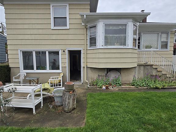3rd image of 2544 Bayswater Avenue